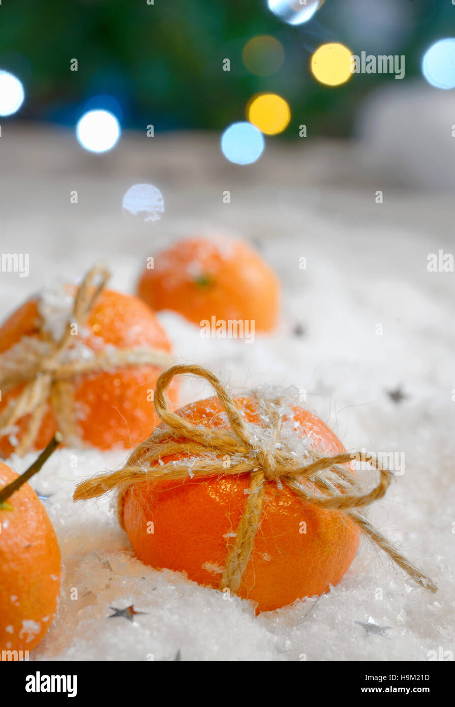 Weihnachten-Komposition mit Mandarinen im Schnee Stockfoto