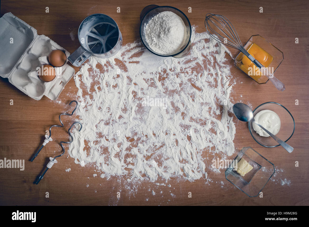 Oben Blick auf Kuchen backen, Zutaten und Zubehör. Kuchen-Vorbereitung-Konzept Stockfoto