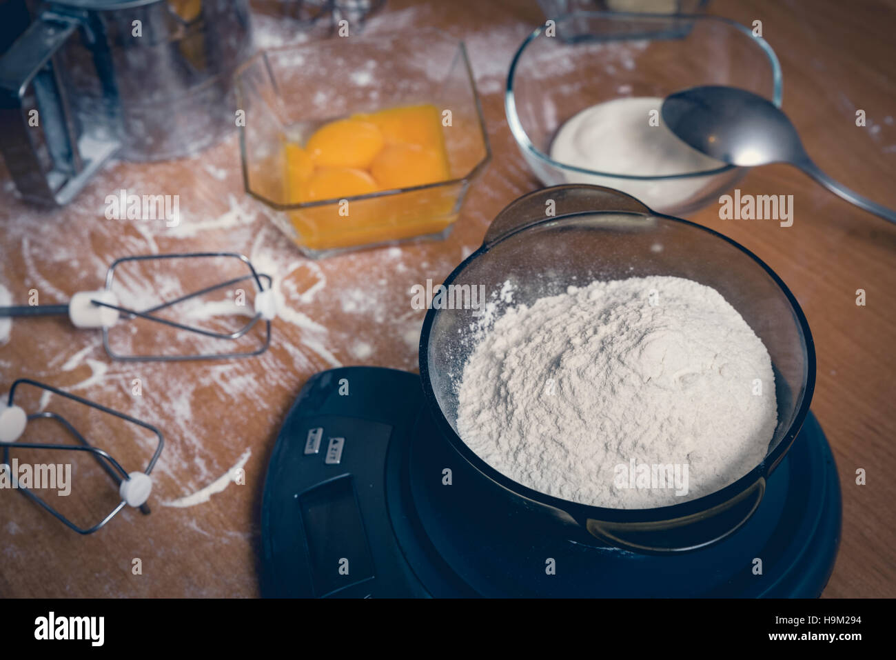 Elektronische Waage mit Mehl, Eiern und Sahne. Kuchen backen-Konzept. Stockfoto