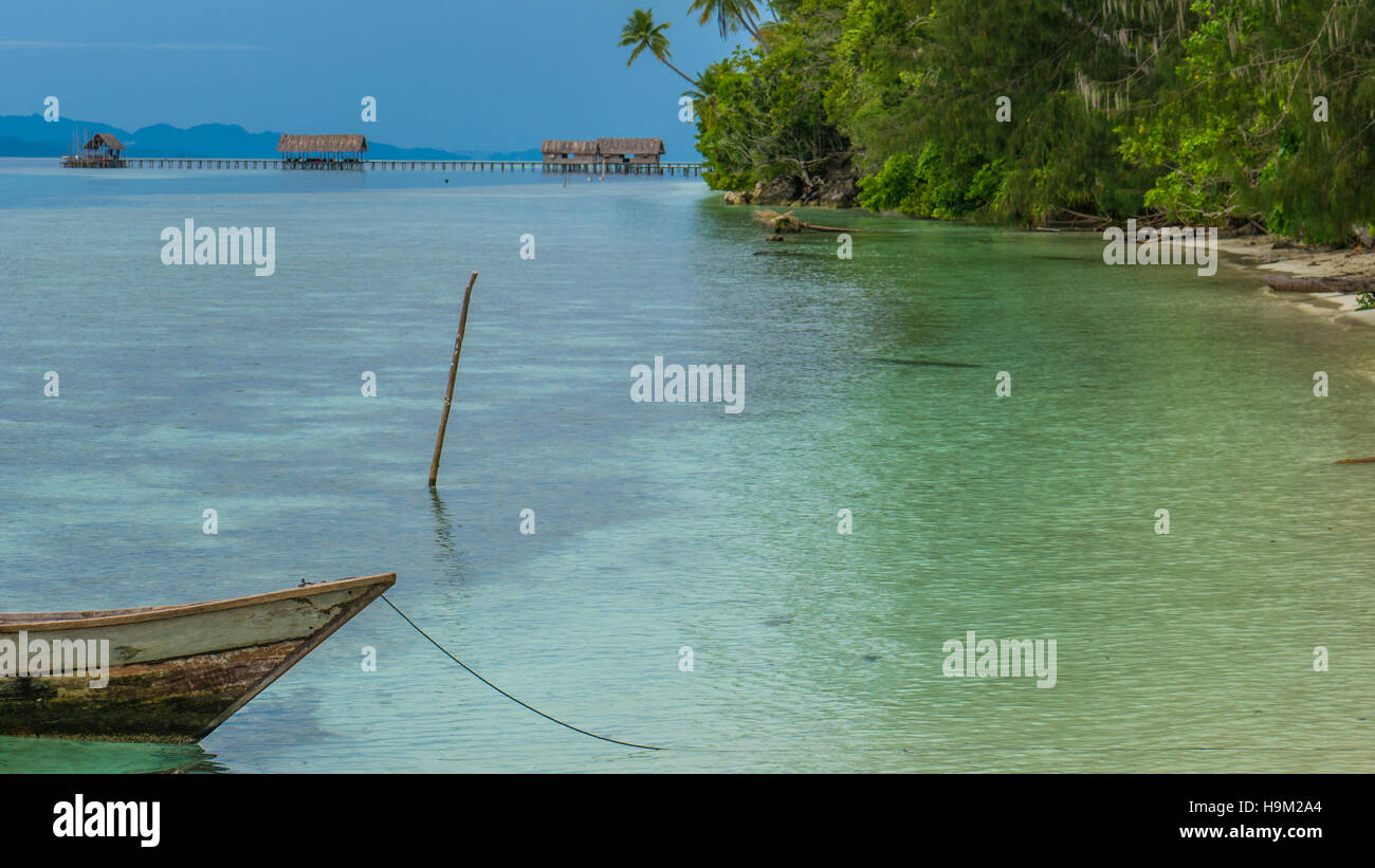 Fischerboot in der Nähe von Station Tauchen und Pensionen auf der Insel Kri, Raja Ampat, Indonesien, West-Papua Stockfoto