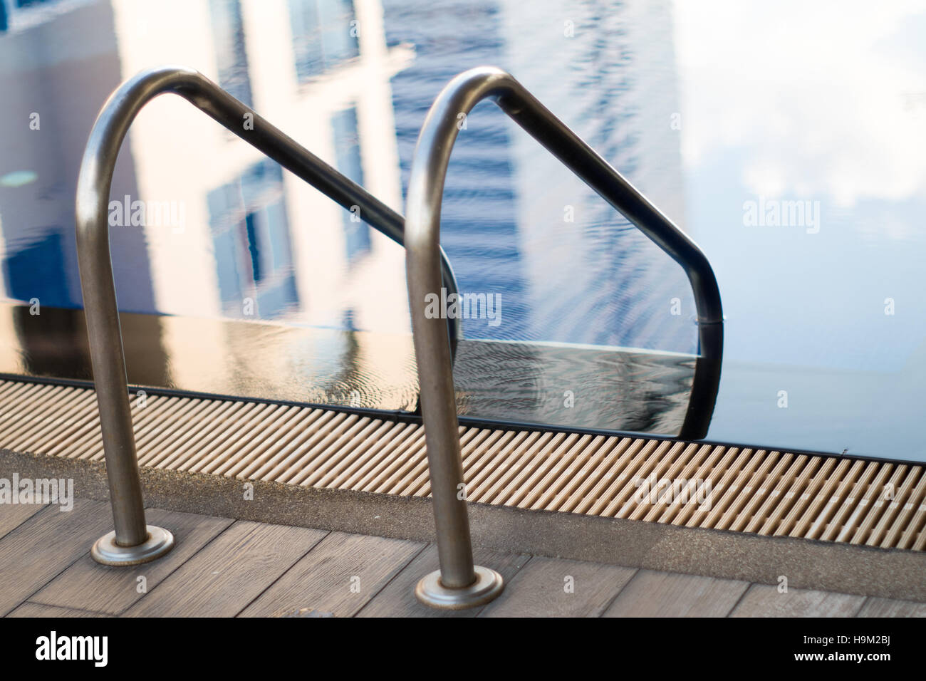 Nahaufnahme von Treppen im Swimmingpool mit hohen Gebäude Reflexion Stockfoto