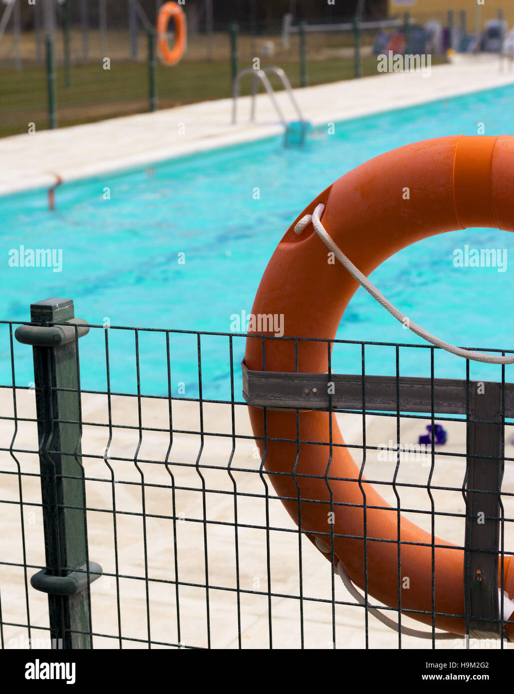 Orange Leben schweben. Blick auf Pool im Hintergrund unscharf. Stockfoto