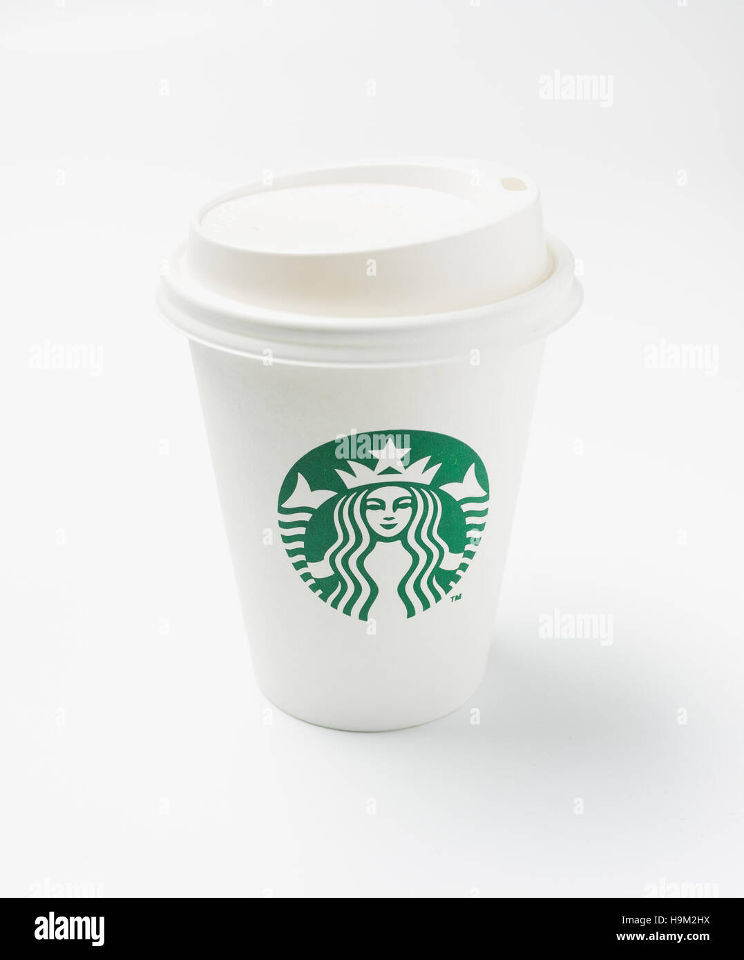Bangkok, Thailand - 17. September 2016: Cup der Starbucks-Kaffee mit neuem Logo auf weißem Hintergrund isoliert Stockfoto