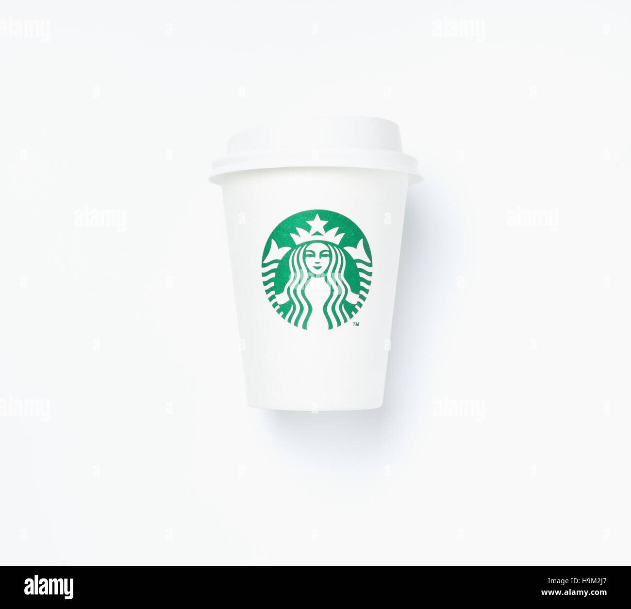Bangkok, Thailand - 17. September 2016: Cup der Starbucks-Kaffee mit neuem Logo auf weißem Hintergrund isoliert Stockfoto