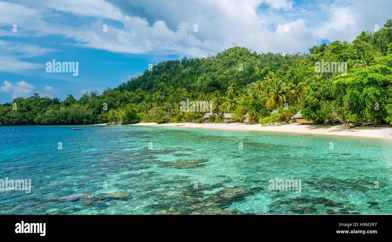 Lagoone und Bambushütten am Strand, Korallenriff Yananas Homestay Gam Insel, West Papua, Raja Ampat, Indonesien Stockfoto