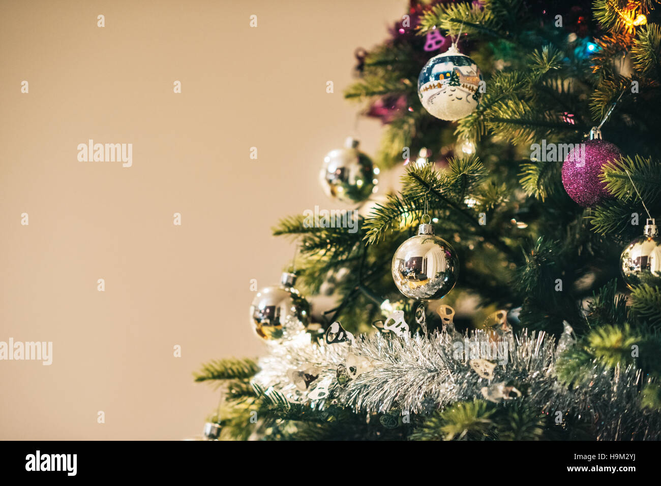 Weihnachtsbaum mit bunten Dekorationen Stockfoto
