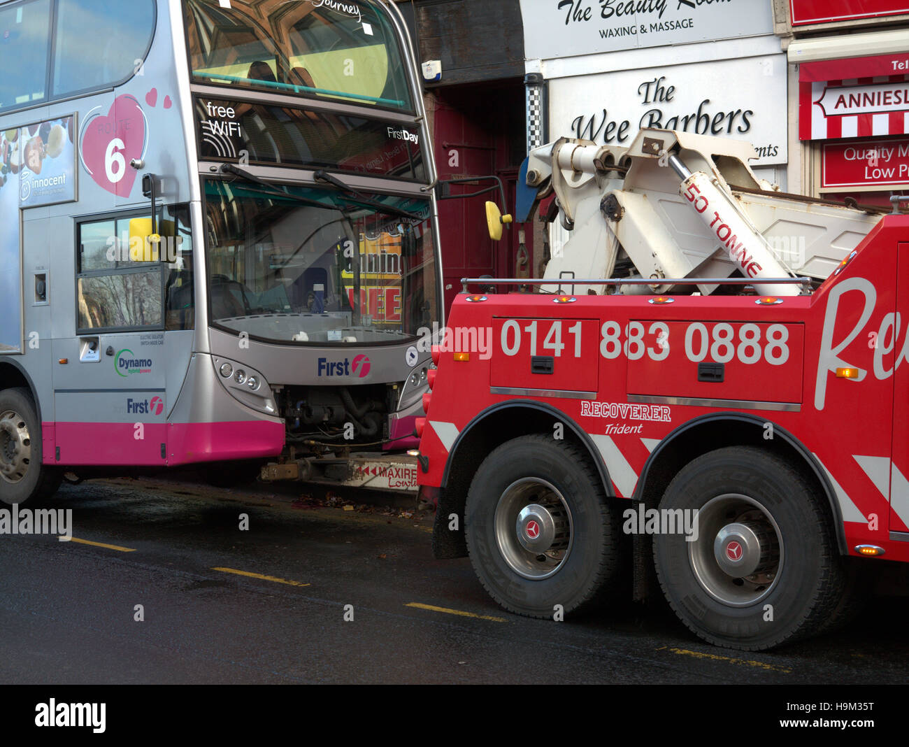 Firstbus aufgeschlüsselt abgeschleppt Bus mit Erholung Fahrzeug Tow Abschleppen Stockfoto