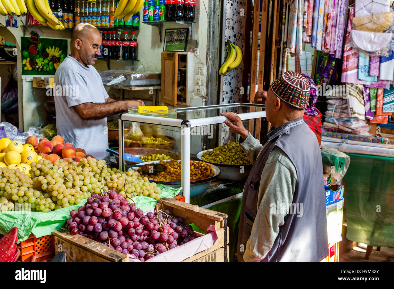 Lokale Leute einkaufen In der Medina, Fes el Bali, Fes, Marokko Stockfoto