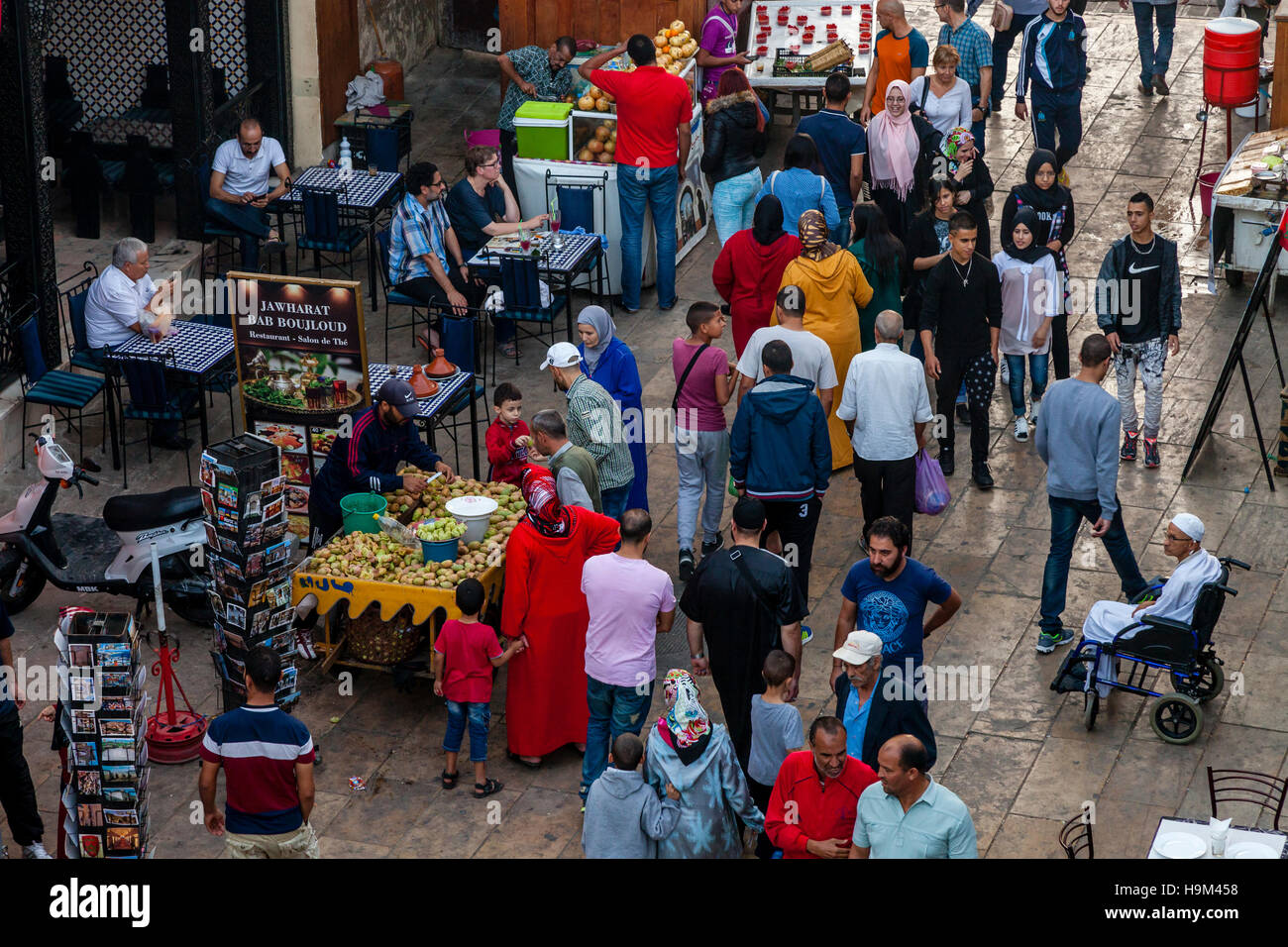 Die lokale Bevölkerung in der Medina, Fès el Bali, Fes, Marokko Stockfoto