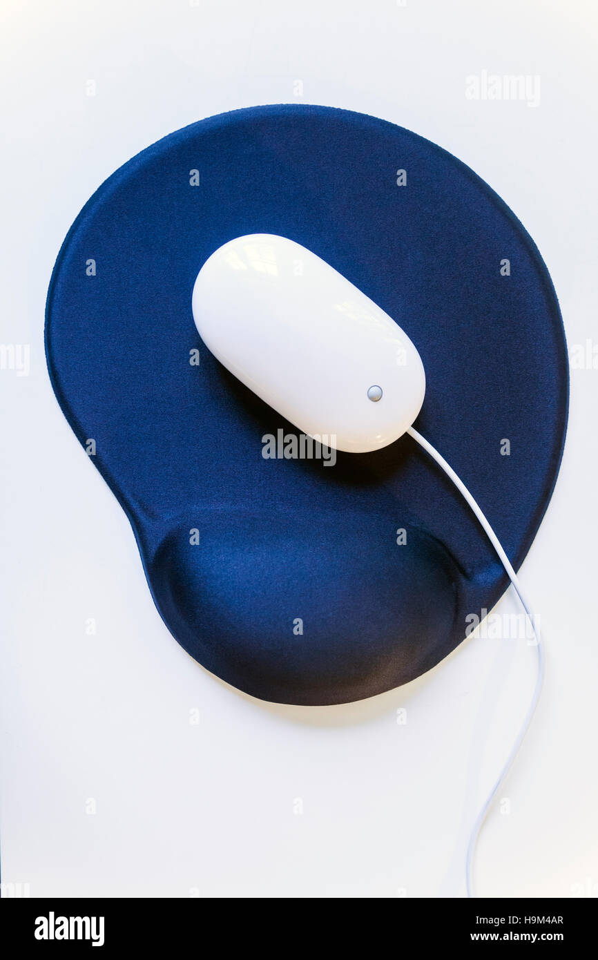 Weiße Maus auf blauen ergonomische Maus-pad Stockfoto