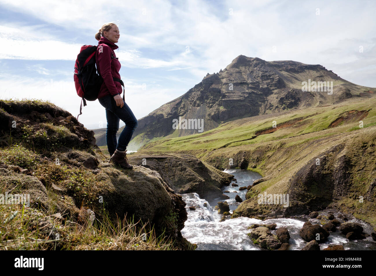 Island, Godafoss, glückliche Wanderer betrachten Stockfoto