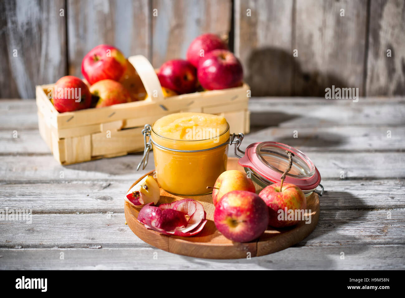 Erhaltung der Glas hausgemachte Apfelmus und Äpfel Stockfoto