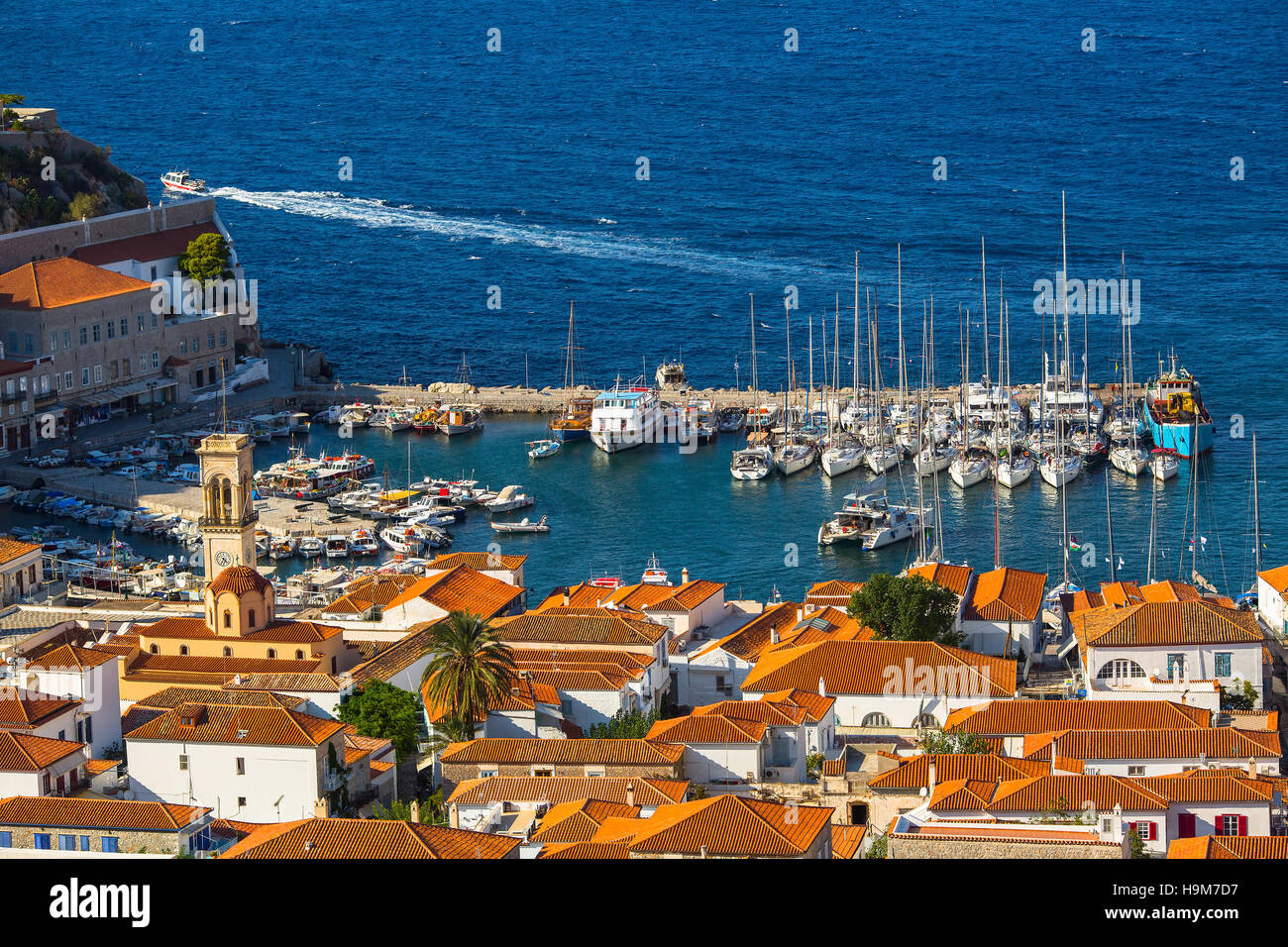 Draufsicht der Yachthafen am Hydra-Insel, Ägäis, Griechenland. Stockfoto