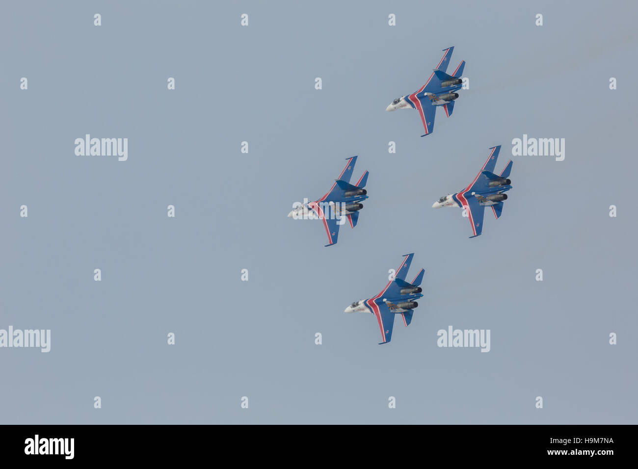 Kämpfer Suchoi Su-27 zeigen Kunstflug bei einer Airshow russische Ritter. Stockfoto