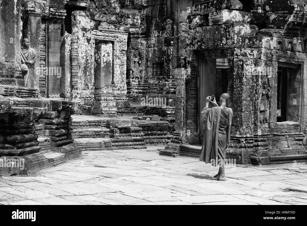 Junge buddhistische Mönche Aufnehmen von Bildern mit einem Mobiltelefon an Agkor Wat Stockfoto