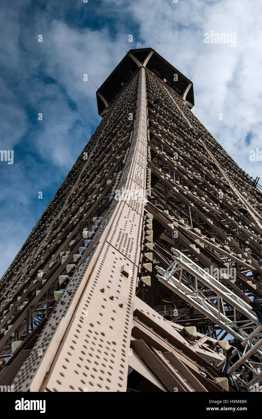 Nachschlagen der Eiffelturm Paris Frankreich Stockfoto