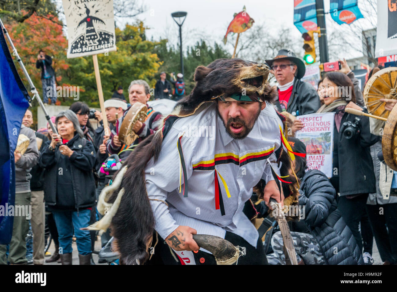 Erste Nationen Mann mit zeremoniellen Bärenfell. Anti-Kinder Morgan Pipeline Protestkundgebung und März, Vancouver, Britisch-Kolumbien, Kanada. Stockfoto