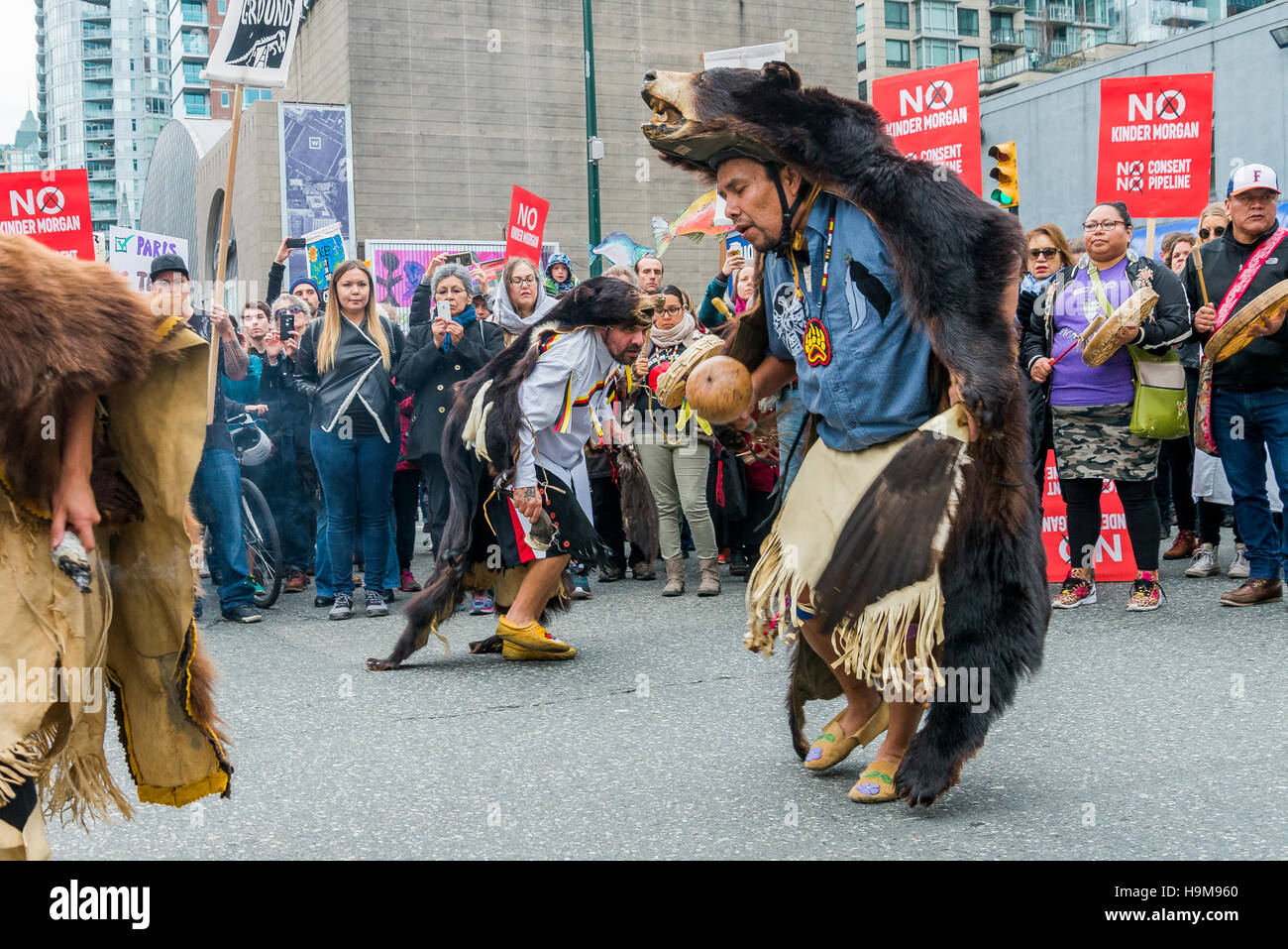 Erste Nationen Tänzer tragen zeremonielle Bär Skins. Anti-Kinder Morgan Pipeline Protestkundgebung und März, Vancouver, Britisch-Kolumbien, Kanada. Stockfoto