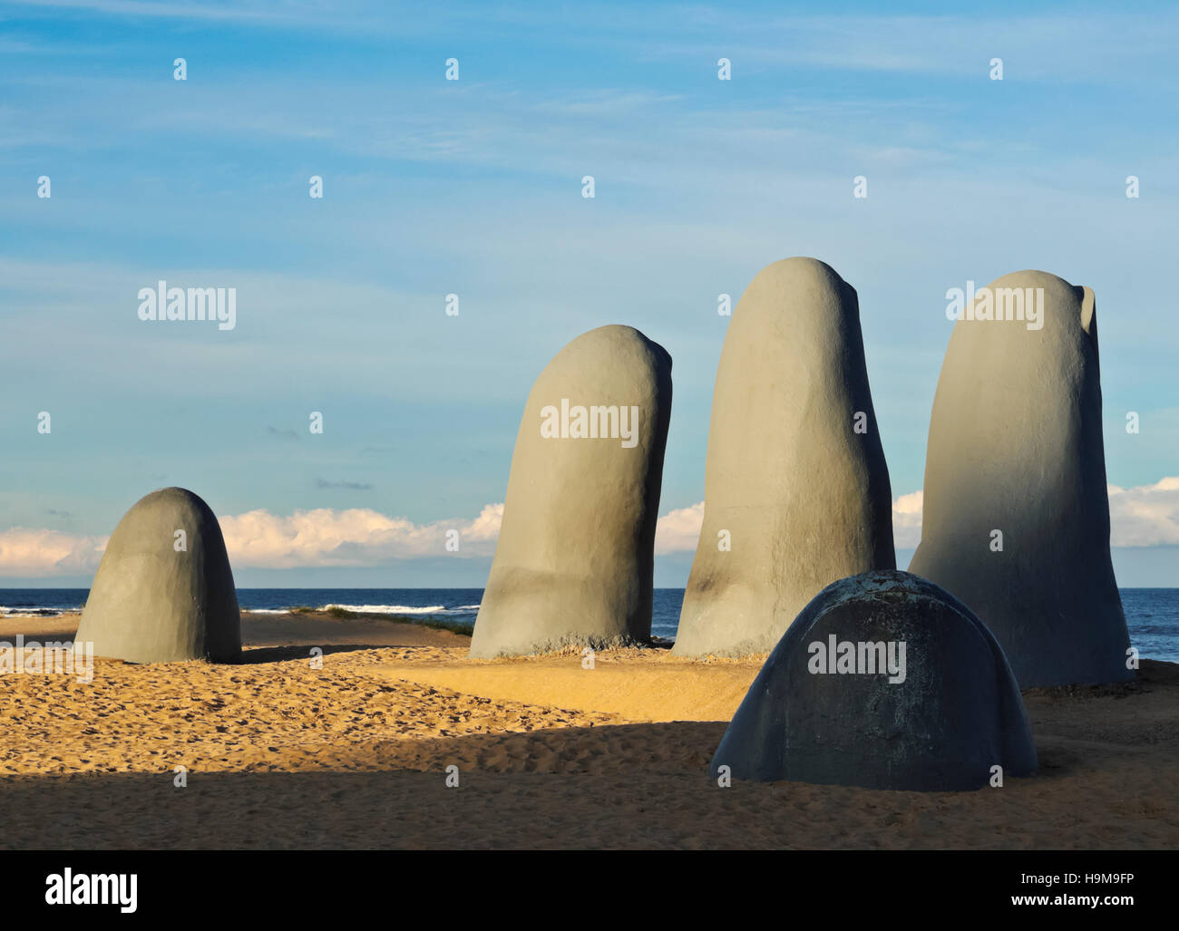 Uruguay, Maldonado Abteilung, Punta del Este, Playa Brava, La Mano(The Hand), eine Skulptur des chilenischen Künstlers Mario Irarrazabal. Stockfoto