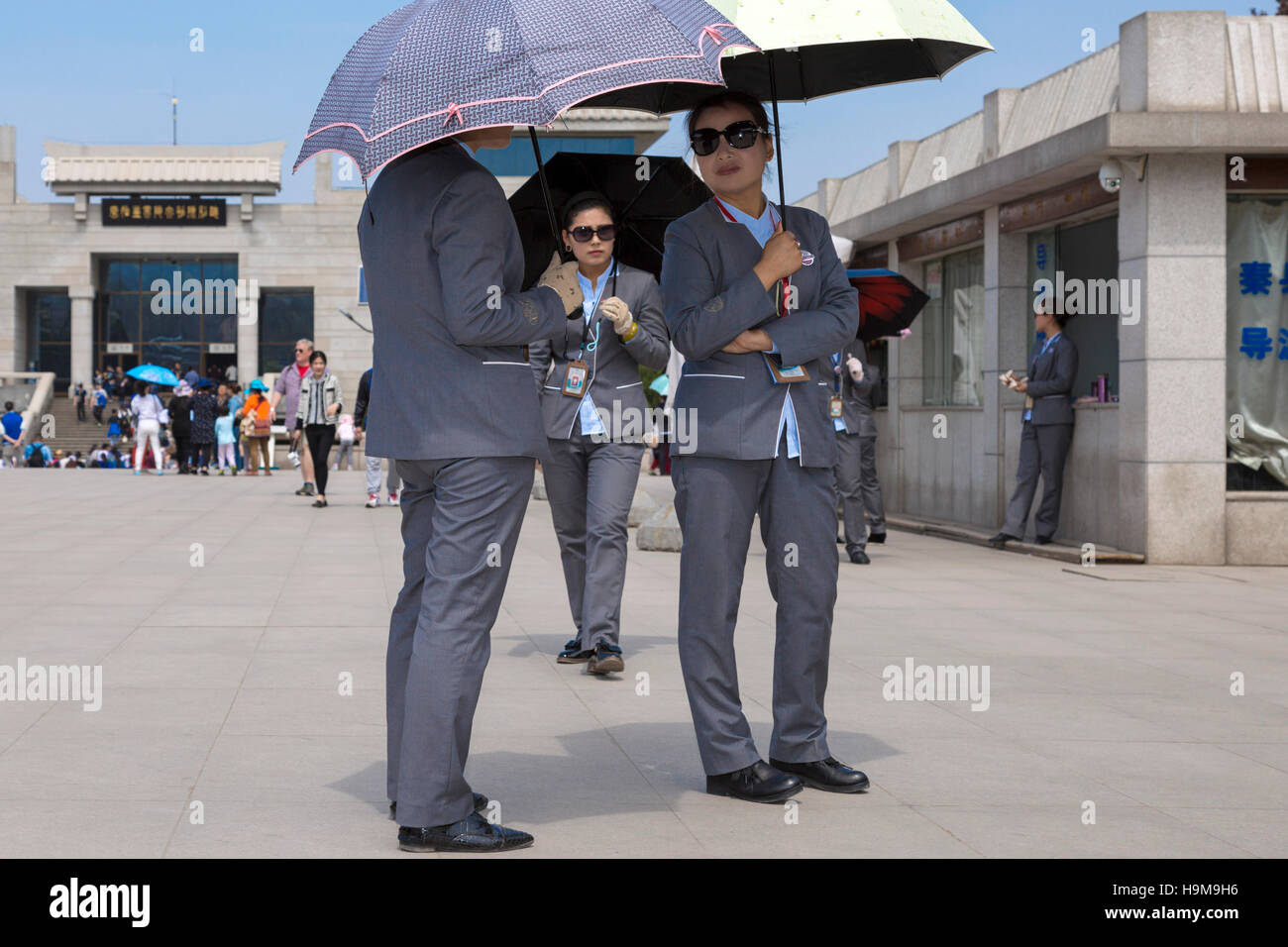 Reiseleiter am Museum der Terrakotta Armee, Xian, China Stockfoto