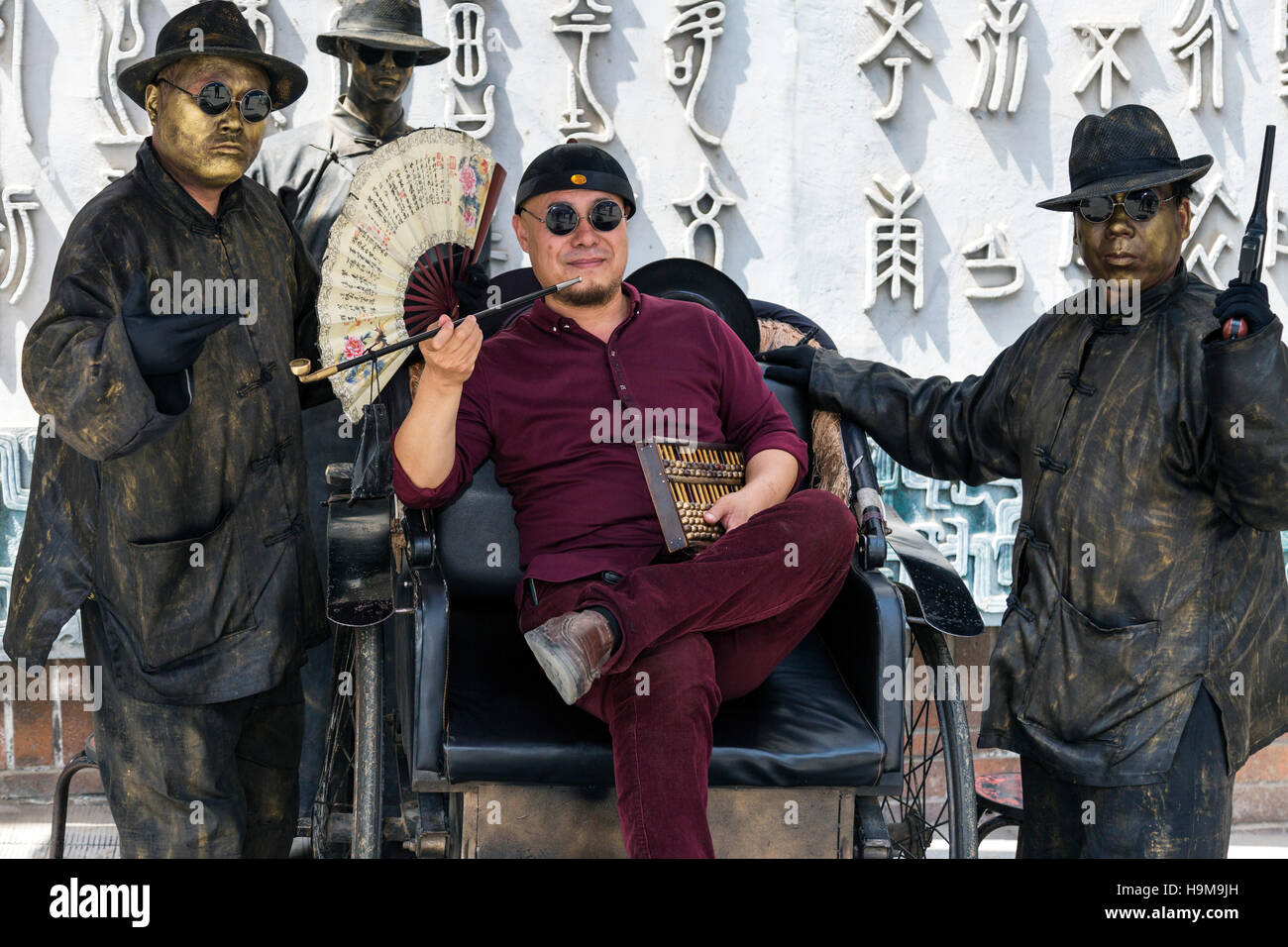 Chinesischer Mann posiert für Gangster Porträt, Xian, China Stockfoto
