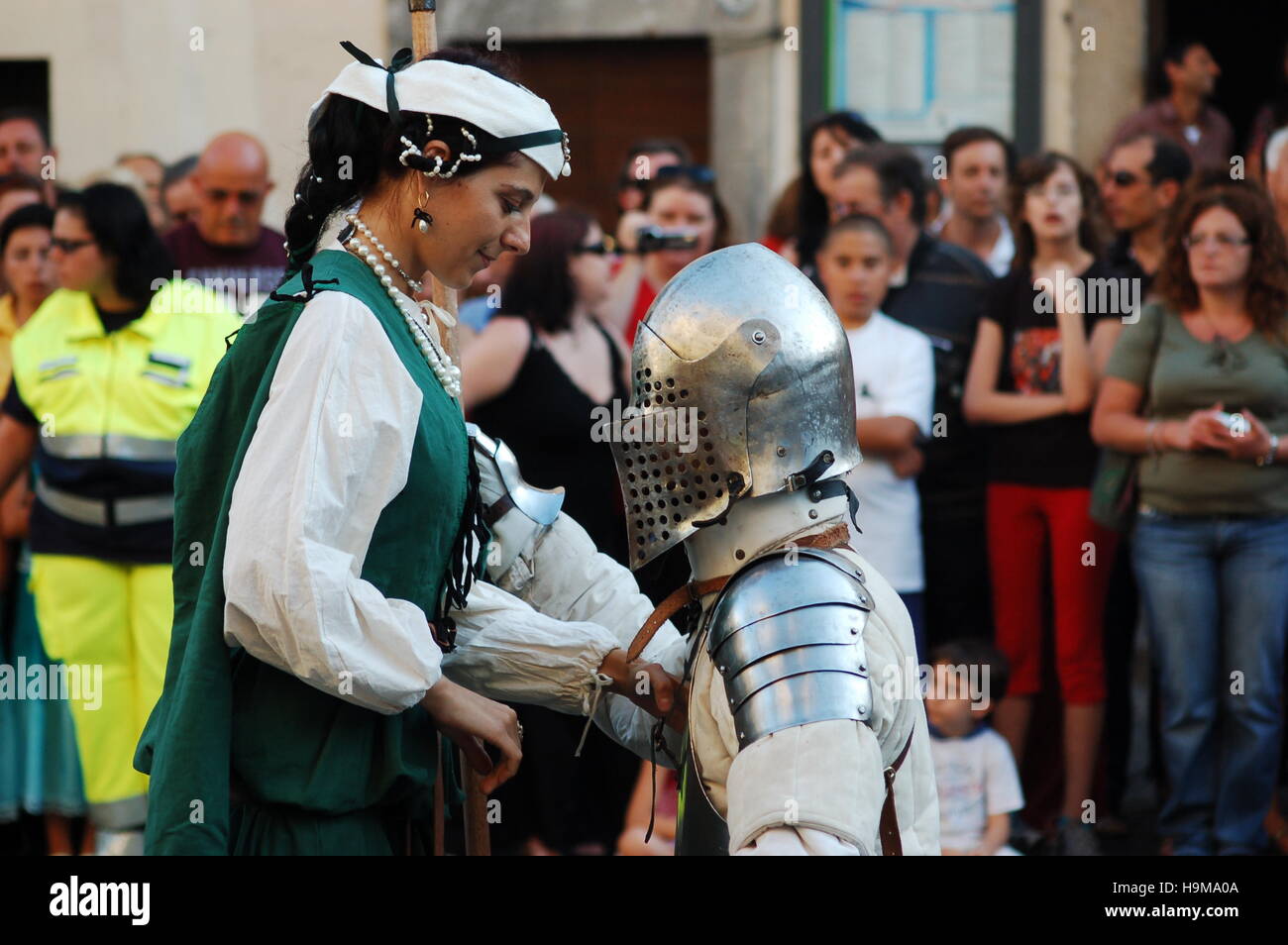 Lady und Ritter im mittelalterlichen Reenactment in Bracciano, Italien Stockfoto
