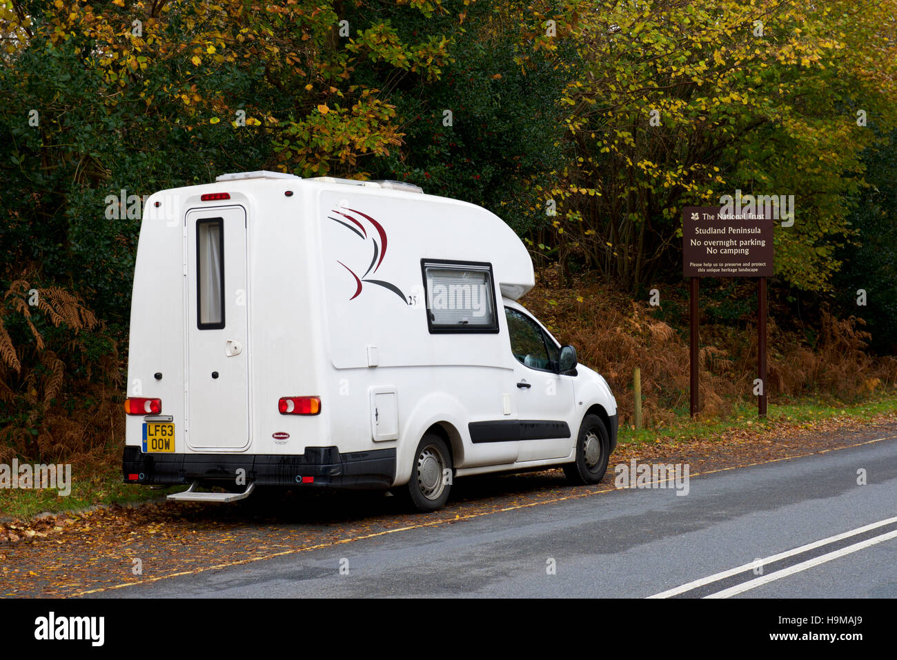 Romahome 25, kleinen Wohnmobil geparkt neben Zeichen: kein über Nacht parken oder auf dem Campingplatz, Dorset, England UK Stockfoto