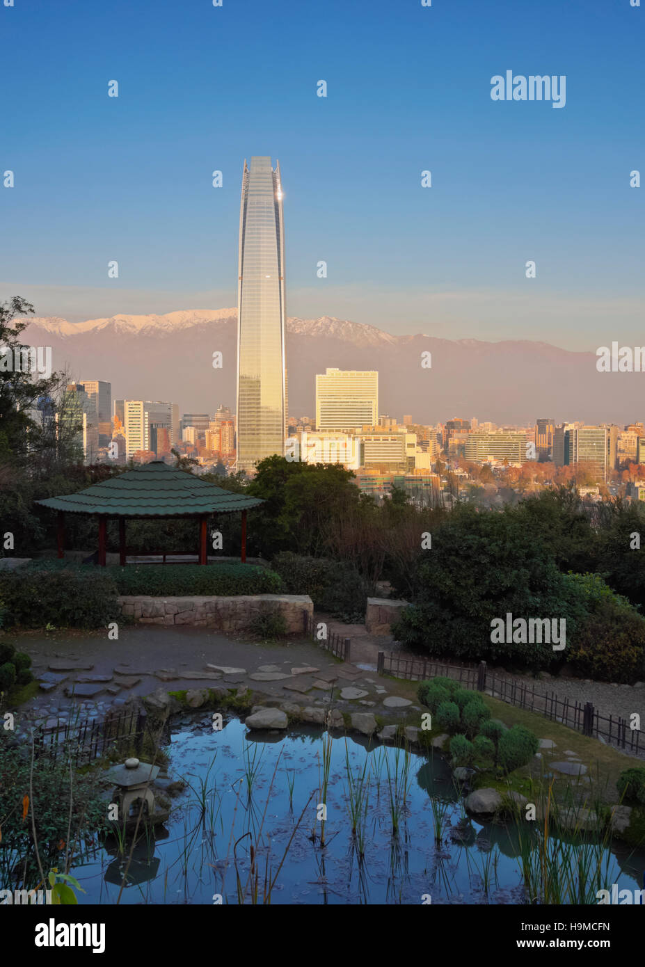 Chile-Santiago-Ansicht aus den japanischen Gärten in Parque Metropolitano in Richtung erhöhter Hochhäuser mit Costanera Center Stockfoto