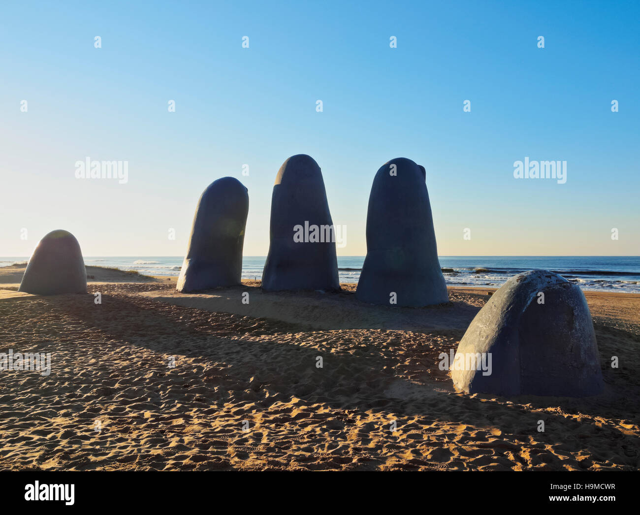 Uruguay, Maldonado Abteilung, Punta del Este, Playa Brava, La Mano(The Hand), eine Skulptur des chilenischen Künstlers Mario Irarrazabal. Stockfoto