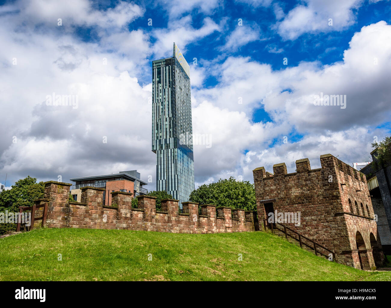 MANCHESTER, UK - 13 Juli: Beetham Tower, das höchste Gebäude in Manchester gegenübergestellt gegen Gegnkultur, das Castlefield Roman Fort. Stockfoto