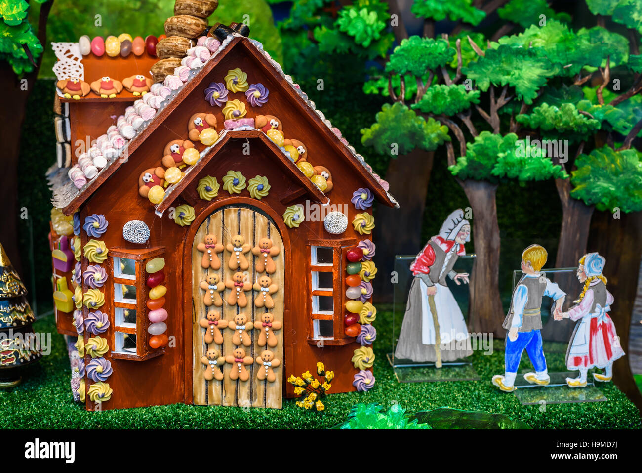Lebkuchen Haus Hansel Und Gretel In Einem Schaufenster Fenster Darstellt Stockfotografie Alamy