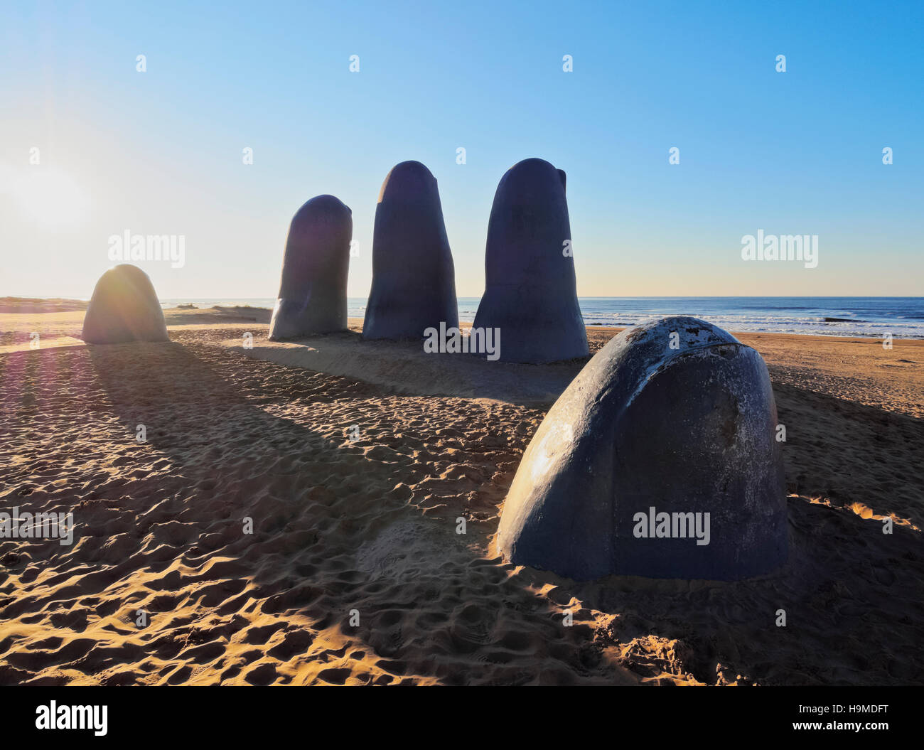 Uruguay, Maldonado Abteilung, Punta del Este, Playa Brava, La Mano(The Hand), eine Skulptur des chilenischen Künstlers Mario Irarrazabal. Stockfoto