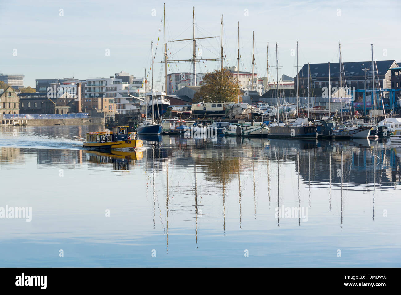 Bristol Hafen Fähre bricht die Stille des Floating Harbour Stockfoto