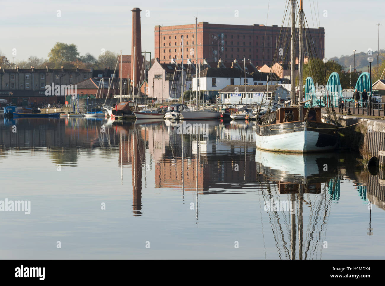 Blick über Bristols historischen Floating Harbour in Richtung Underfall Yard mit einem alten Tabaklager hinter. Stockfoto