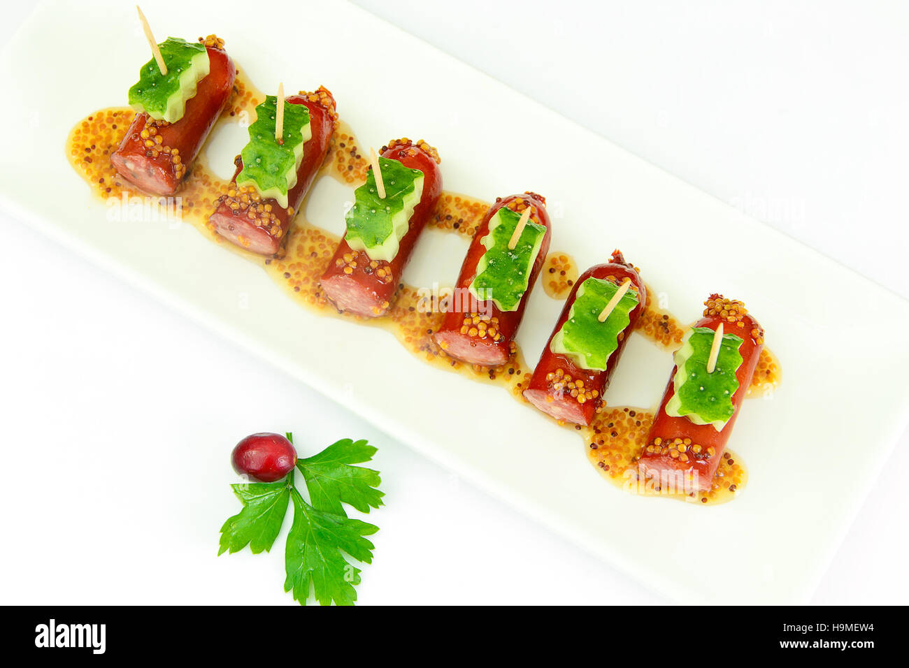 Cocktail Würstchen und Gurke auf Platte. Studio Photo Stockfoto
