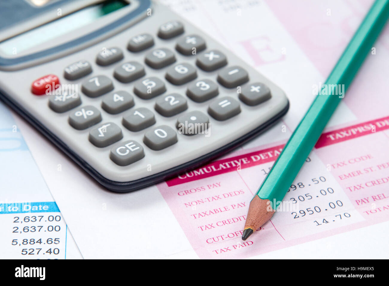 Taschenrechner und Bleistift auf die Aussage von Lohn-und Gehaltsabrechnung details Stockfoto