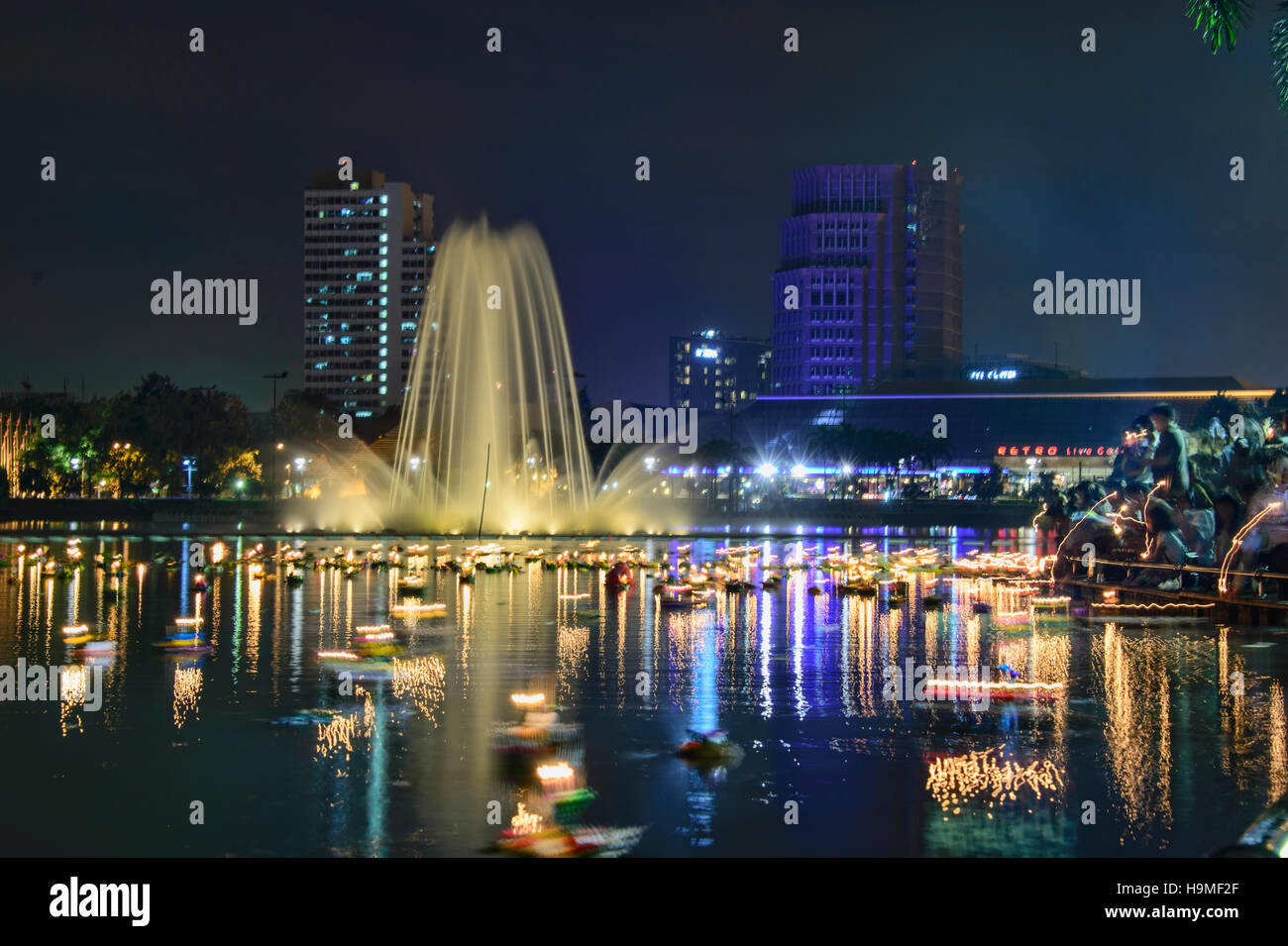 Schwimmende Krathong während das Loi Krathong Festival in Thailand Stockfoto