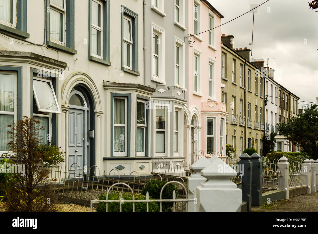 Eine Reihe alter Häuser in Bantry, West Cork, Irland. Stockfoto