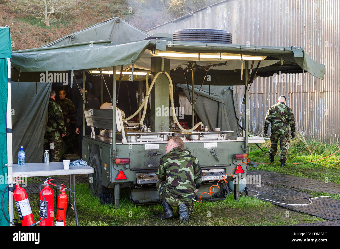 Irische Armee Feldküche im Einsatz bei einer Übung in Bantry Airstrip, Bantry, West Cork, Irland. Stockfoto