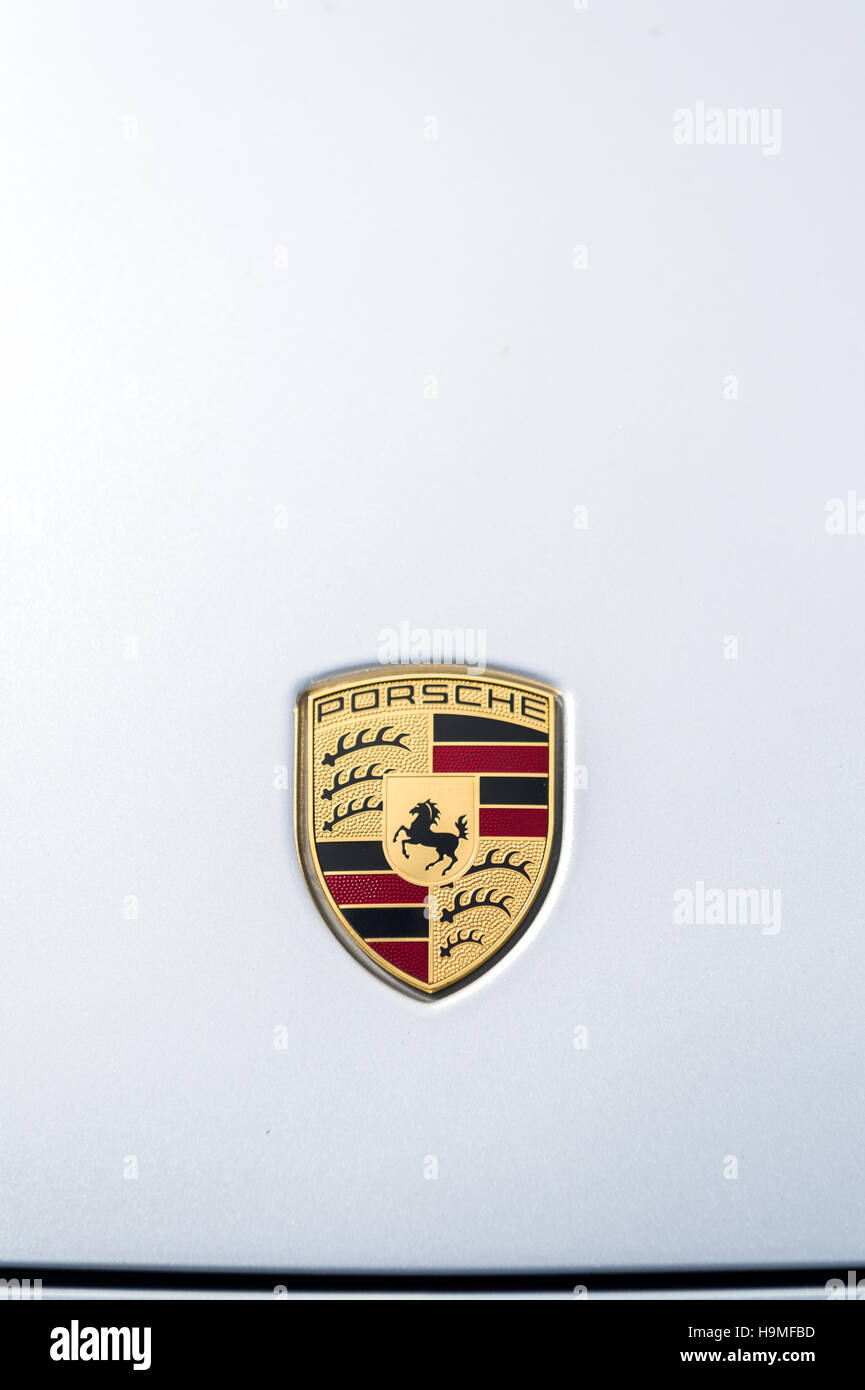 Ein Porsche Logo/Schriftzug auf der Motorhaube eines Sportwagens Porsche. Stockfoto