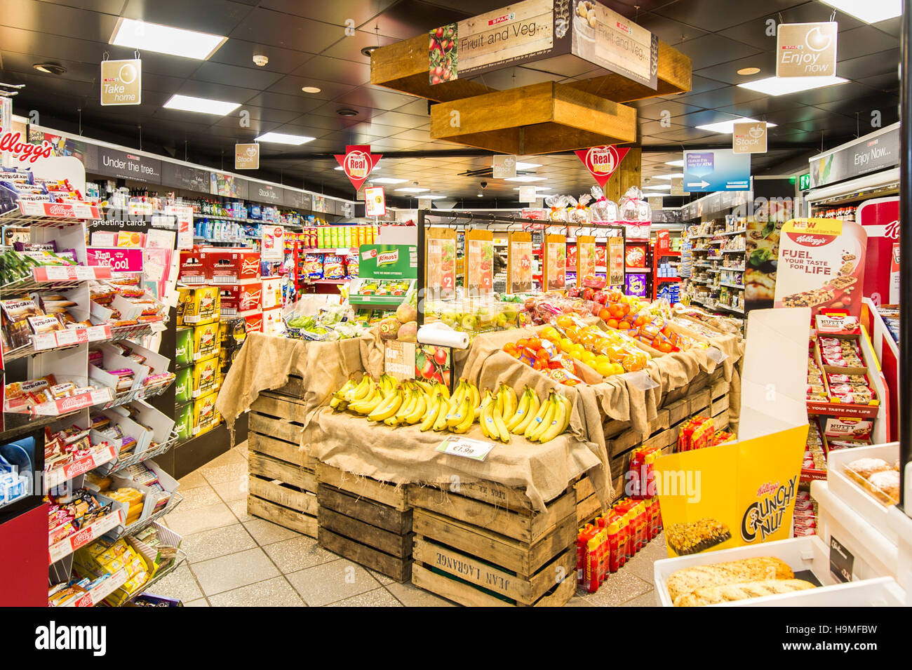 Der Innenraum des Mini-Mart in einer Apfelgrün Benzin/Servicestation in Skibbereen, West Cork, Irland. Stockfoto