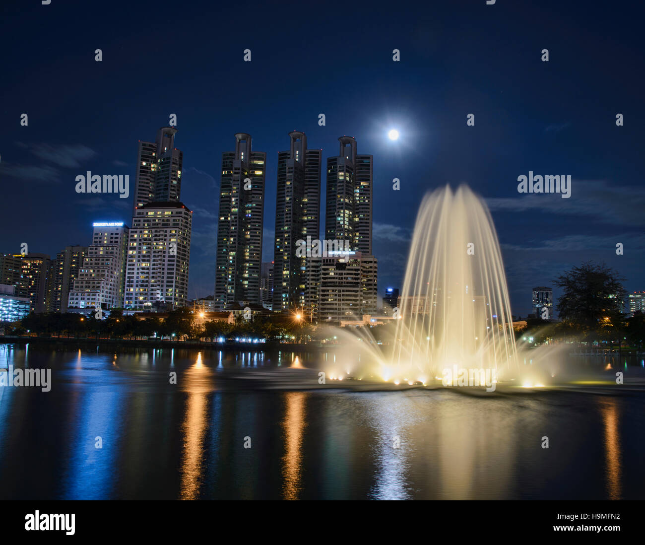 Schöne Supermoon Benjakitti Park, Bangkok, Thailand Stockfoto