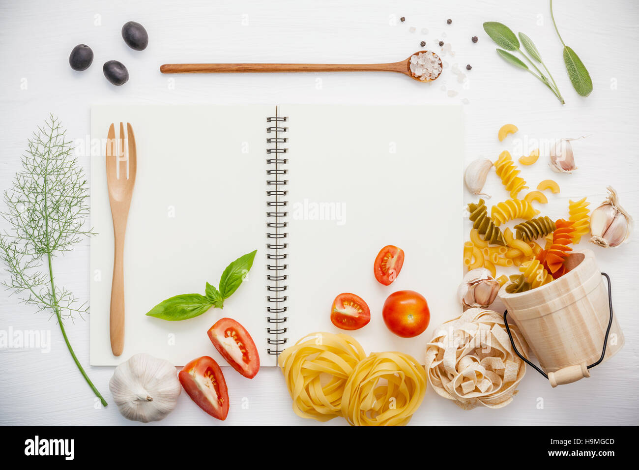 Italienische Speisen-Konzept und Menü-Design. Verschiedene Nudeln Ellenbogen maca Stockfoto