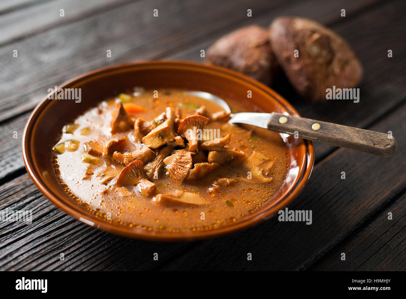 Frische Champignon Suppe auf hölzernen Hintergrund hautnah Stockfoto