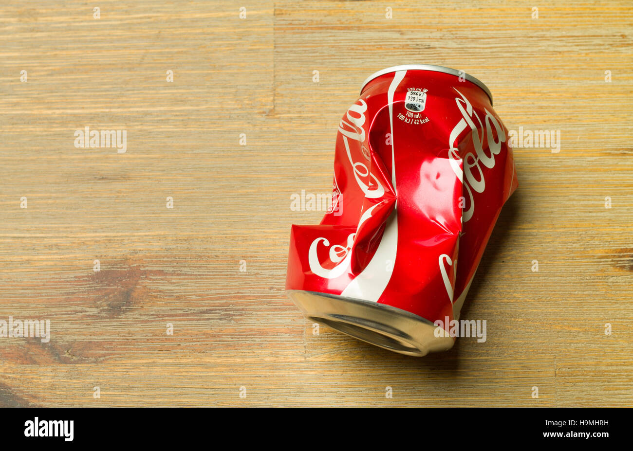 TALLINN, Estland HARJUMAA - 6. November 2016: Crushed Klassiker kann Coca-Cola auf dem Schreibtisch. Stockfoto