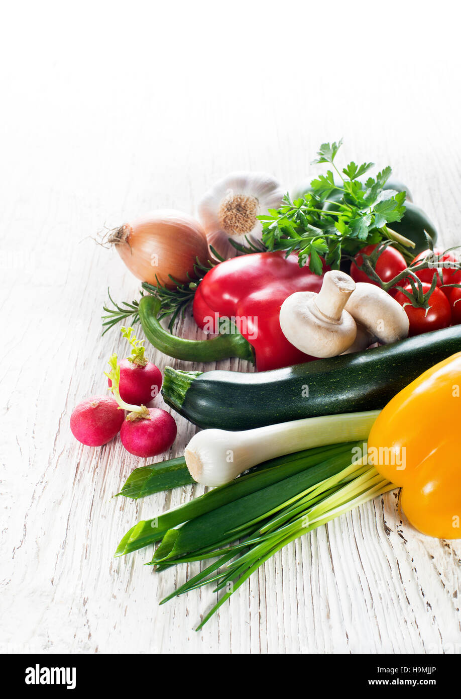 Frisches Gemüse-Sammlung auf weißem Holz Hintergrund Stockfoto