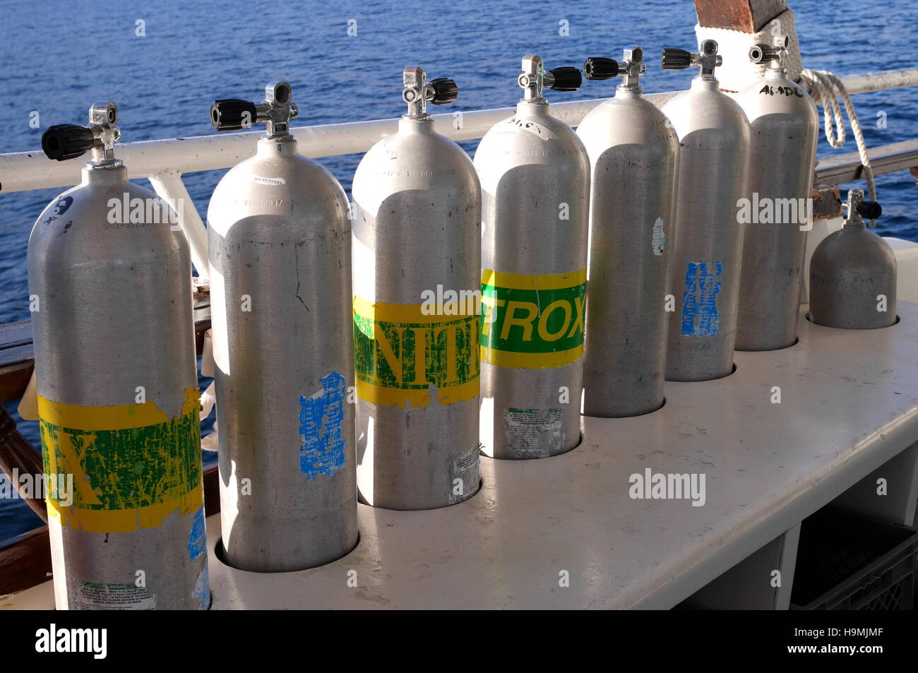 Tauchflaschen auf einem Tauchboot, Halbinsel Musandam, Oman Stockfoto