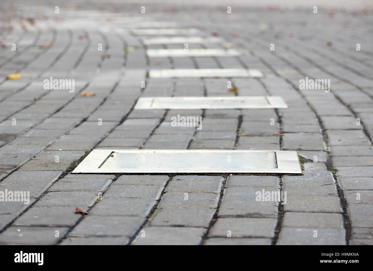 Aussenbeleuchtung Am Boden Garten Led Beleuchtung In Steinpflaster Installiert Pflasterweg Mit Nachtbeleuchtung Stockfotografie Alamy