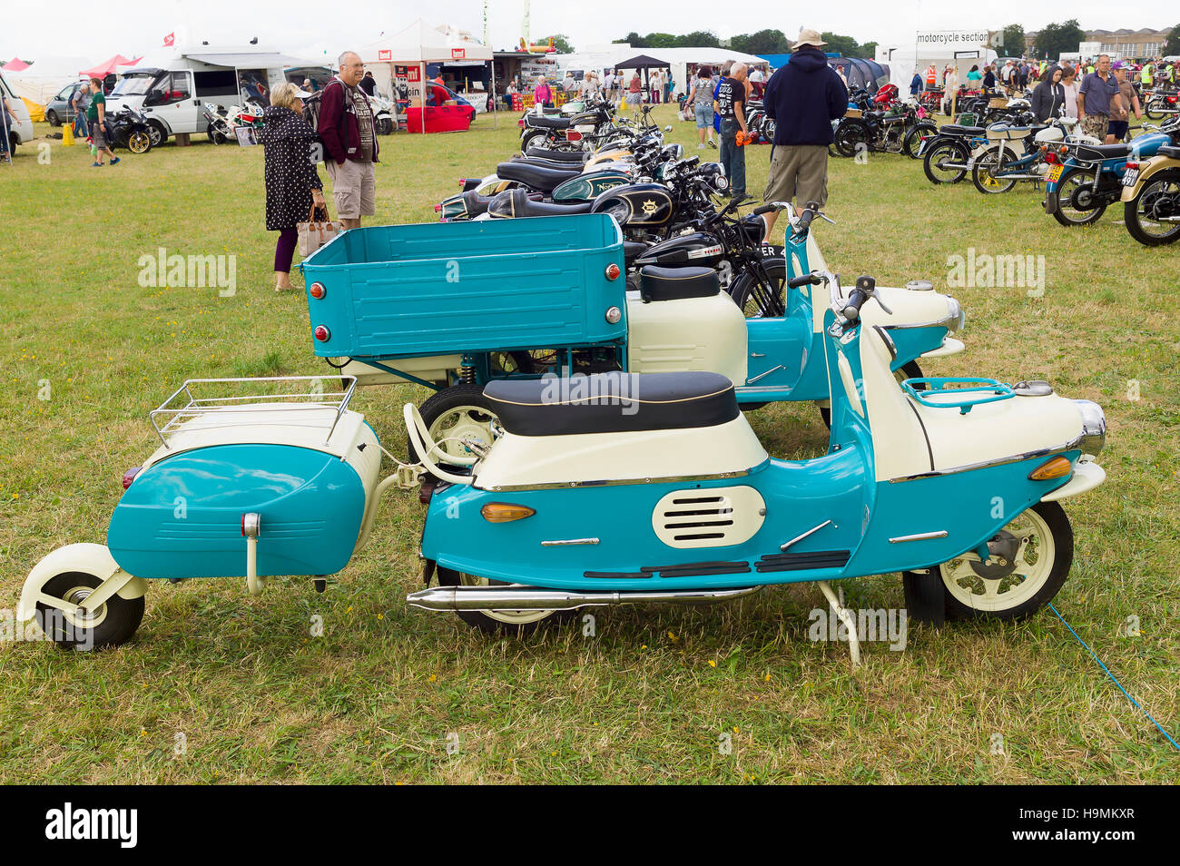 Seitenansicht von einem ehemaligen Szechoslovakian Cezeta Motorroller auf einer englischen Stockfoto