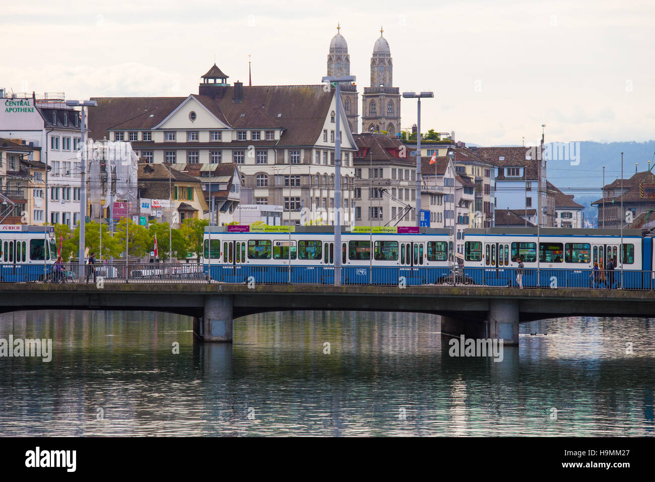 Öffentliche Verkehrsmittel Zürich (VBZ) über die Limmat, Zürich, Schweiz Stockfoto